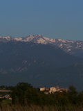 Berdorf auf Korsika mit Bergen im Hintergrund